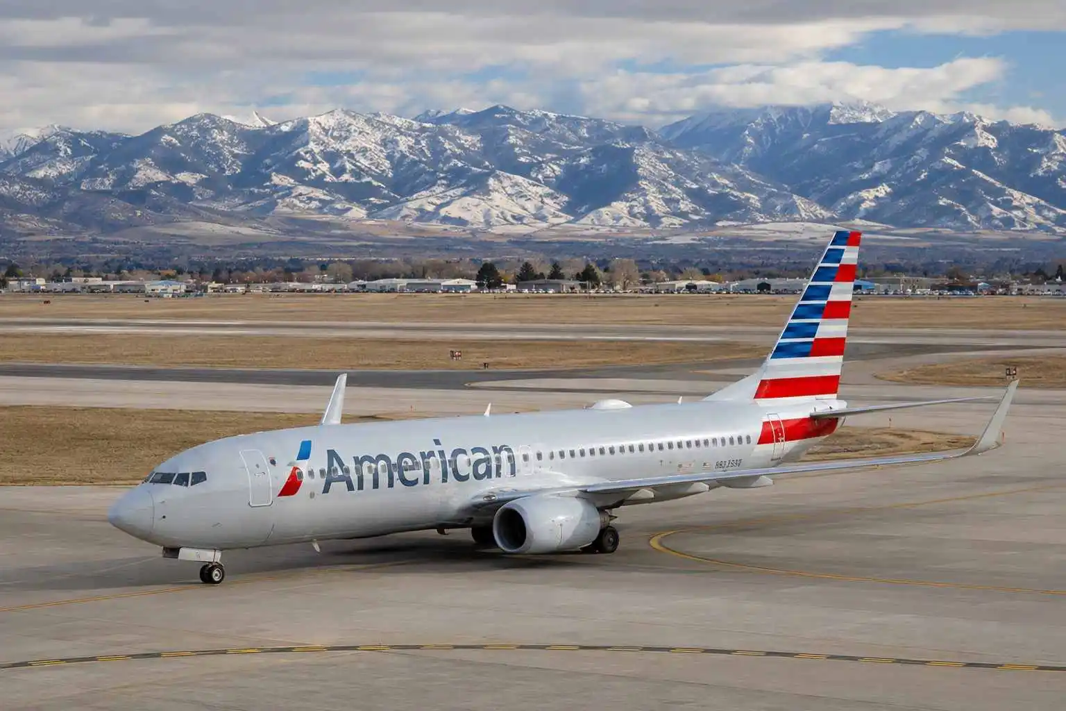 American Airlines Group edges up, margin watch grows on cheaper jet fuel