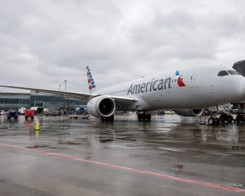 American Airlines stock gains as fuel relief meets July 4 travel rush