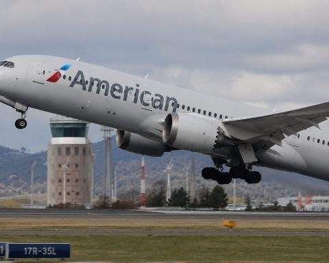 American Airlines climbs 3.7% with oil lower ahead of Juneteenth break