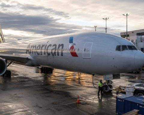 American Airlines Stock Rises Into Juneteenth Break as Fuel Relief Trade Lifts Airlines