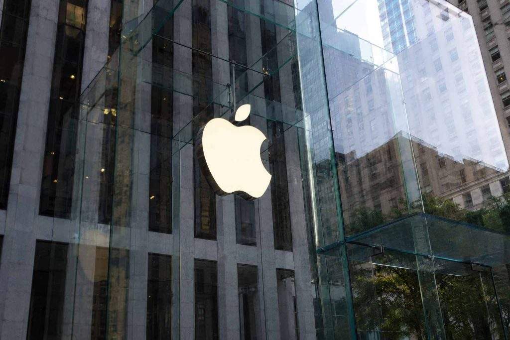 Apple (NASDAQ:AAPL) lifts MacBook and iPad prices, faces memory cost jump