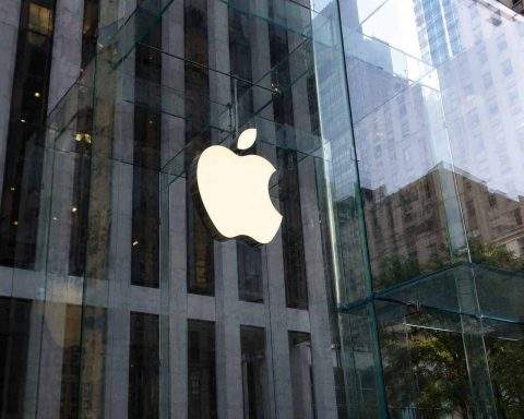 Apple (NASDAQ:AAPL) lifts MacBook and iPad prices, faces memory cost jump