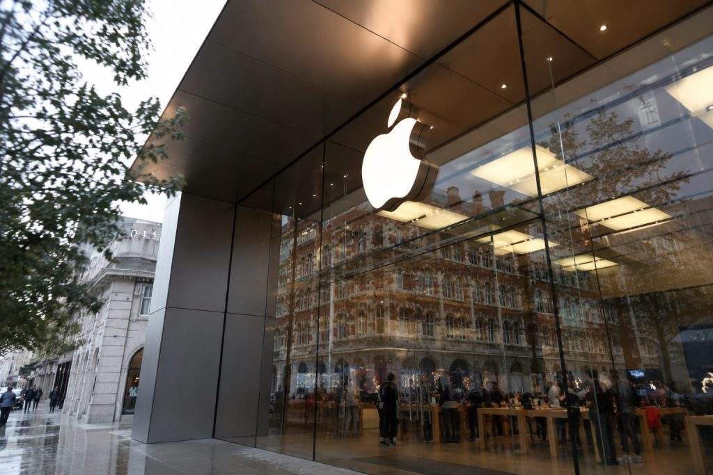 Apple Nears $300 This Week With Memory Costs Seen Pressuring iPhone Prices