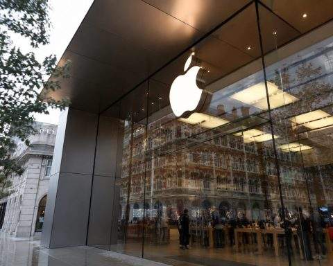 Apple Nears $300 This Week With Memory Costs Seen Pressuring iPhone Prices