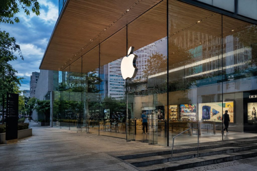 Apple shares hold steady as buyback talk meets AI chip strain