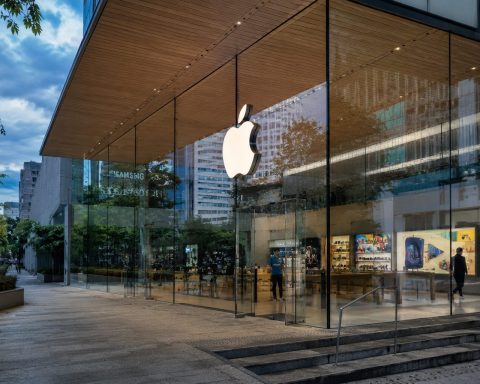 Apple shares hold steady as buyback talk meets AI chip strain
