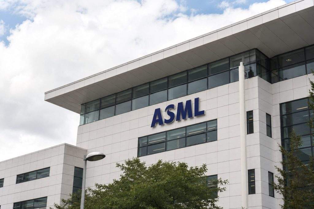 ASML Trading Close to €1,500 After New Wall Street Backing