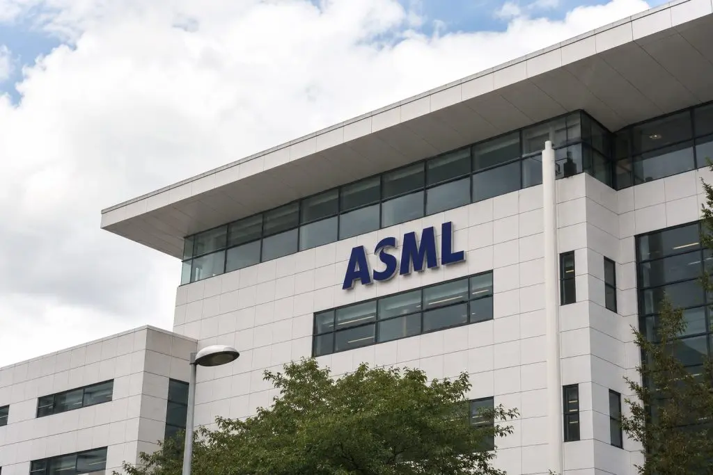 ASML Trading Close to €1,500 After New Wall Street Backing