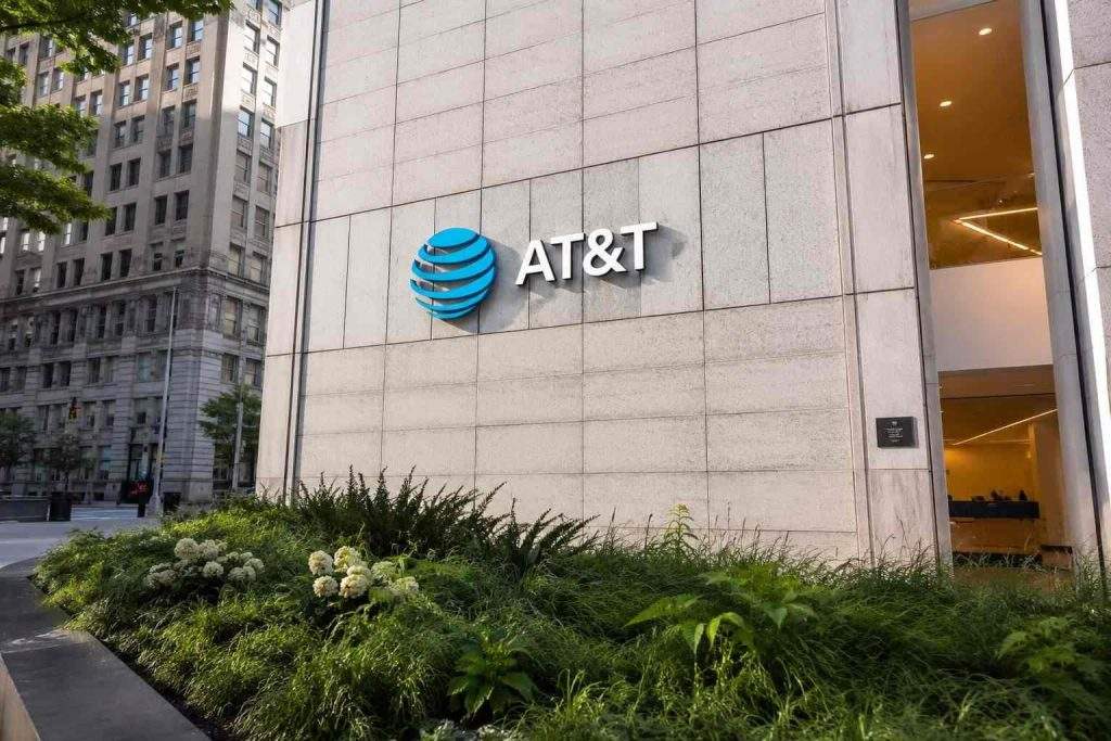 AT&T (NYSE:T) Rises From 52-Week Low With Wall Street Focusing on Cash