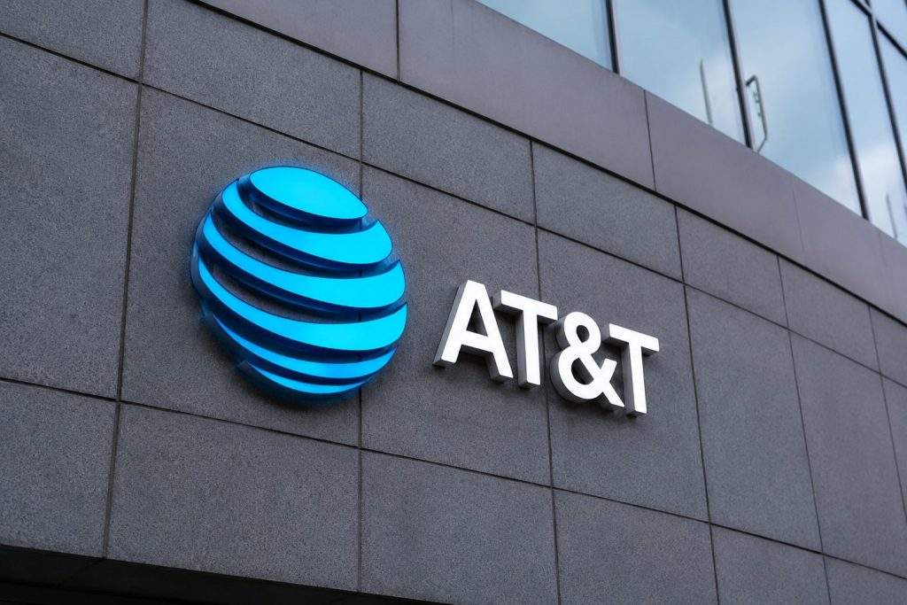 AT&T Shares Drift Near 52-Week Low as Debt, Dividend and Earnings Stay in View