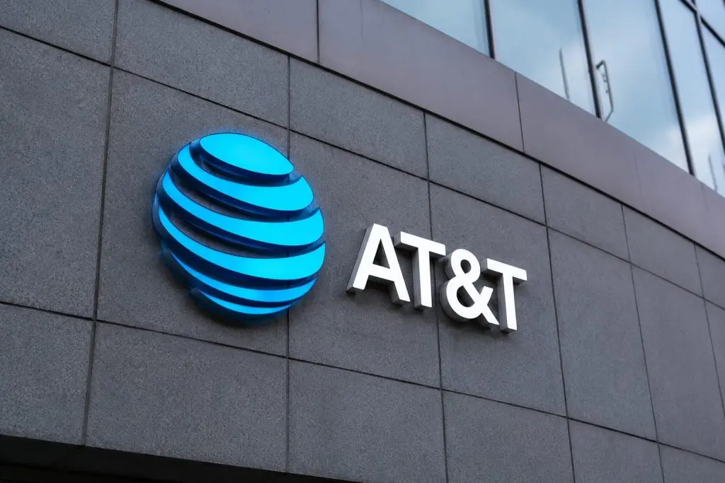 AT&T Shares Drift Near 52-Week Low as Debt, Dividend and Earnings Stay in View
