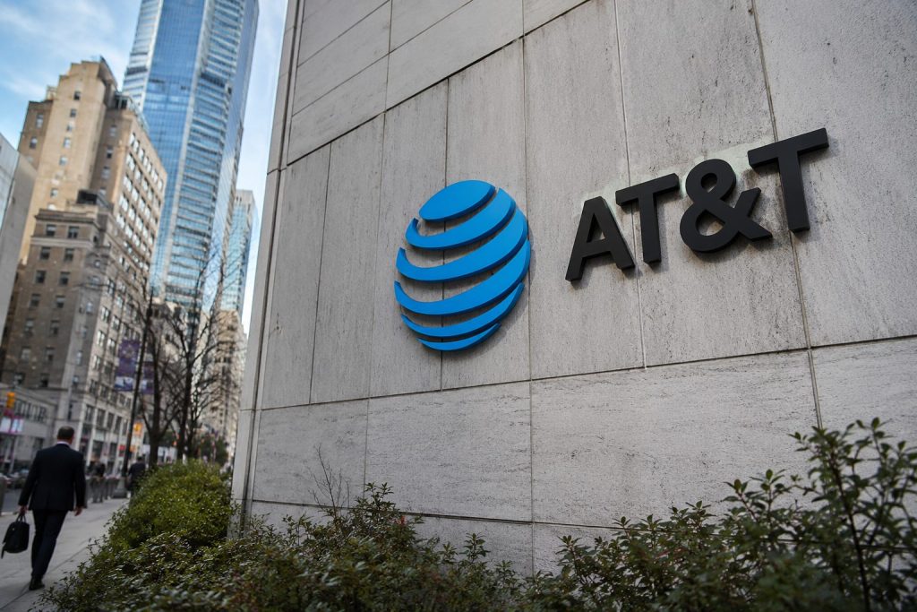 AT&T dividend yield near 5% puts cash flow back in the spotlight
