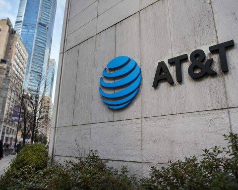 AT&T dividend yield near 5% puts cash flow back in the spotlight