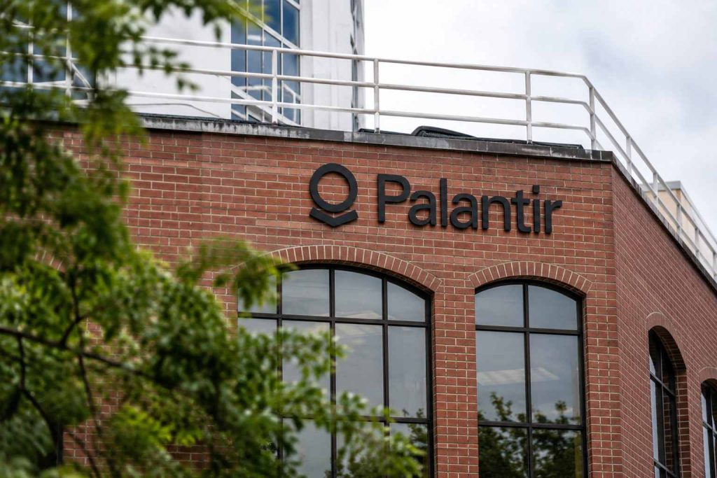 Palantir (NASDAQ:PLTR) jumps but Army contract offers no dollar terms, $40B weekly drop hangs over move