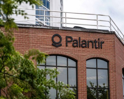 Palantir (NASDAQ:PLTR) jumps but Army contract offers no dollar terms, $40B weekly drop hangs over move