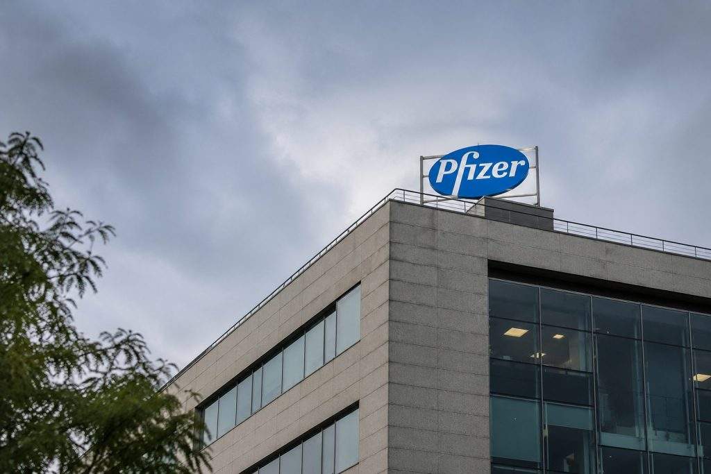 Pfizer (NYSE:PFE) trails S&P 500 as China GLP-1 watch puts yield in focus