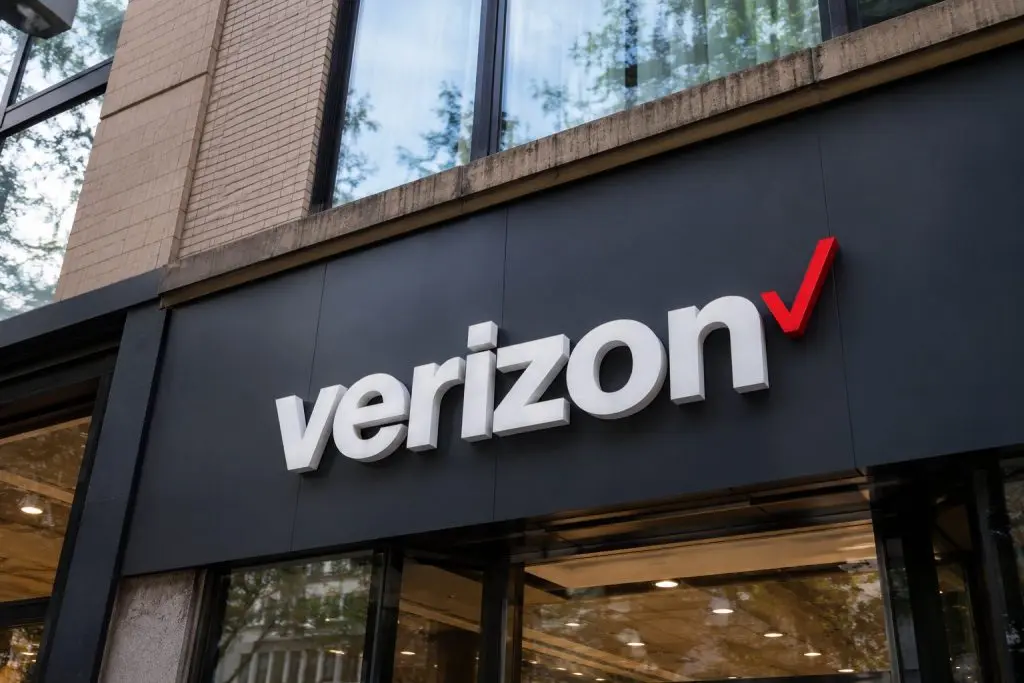 Verizon stock ends short week lower as plan overhaul faces investor test