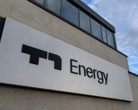 T1 Energy (NYSE:TE) surges 11% with heavy volume pressuring shorts