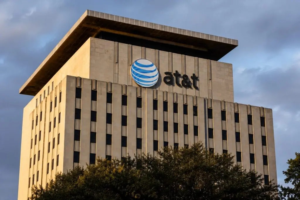 AT&T shares dip as fiber build-out runs into legacy line disputes