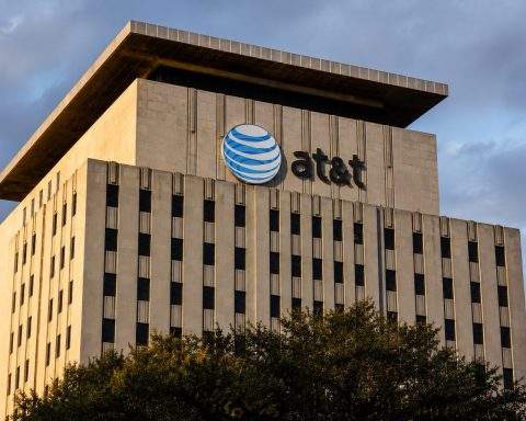 AT&T shares dip as fiber build-out runs into legacy line disputes