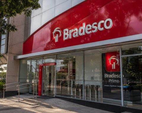 Bradesco (BBDC4) lags as Brazil bank stocks rise; heavy volume on slow days