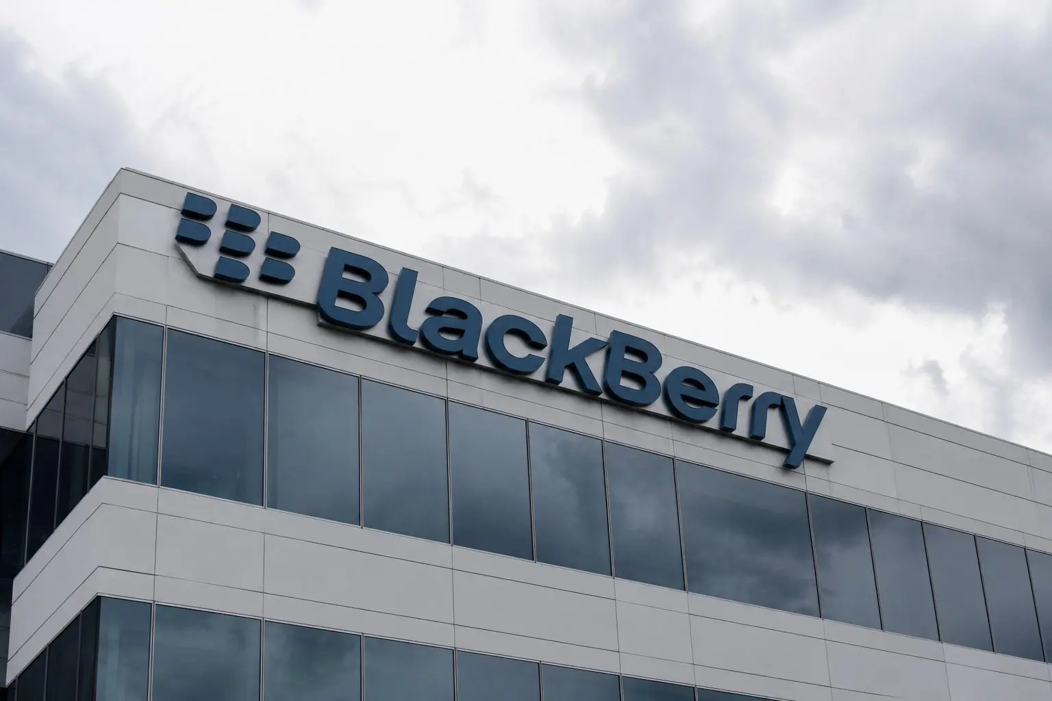BlackBerry (NYSE:BB) jumps after QNX outlook nudge, eyes on cash flow