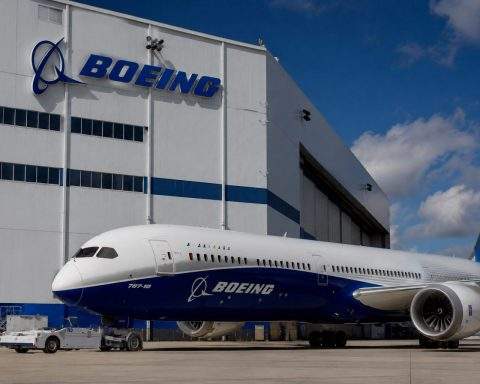 Boeing Shares Dip After Report of Air India 737 Delivery Delay