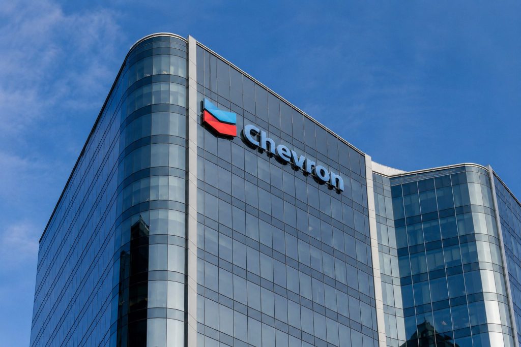 Chevron (NYSE:CVX) Shares Move as Oil Drops and AI Power Pact Lands Before Holiday Week