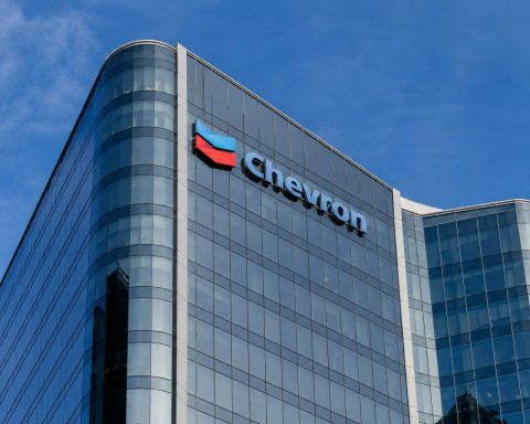 Chevron (NYSE:CVX) Shares Move as Oil Drops and AI Power Pact Lands Before Holiday Week