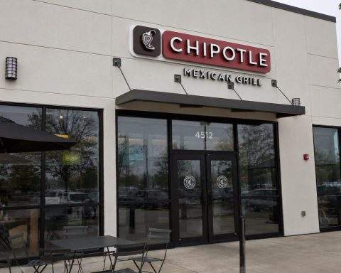 Chipotle Mexican Grill (NYSE:CMG) stock drops 6% as margin math undercuts fast-casual rebound