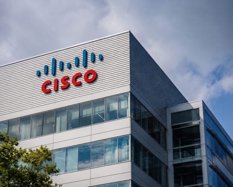 Cisco (NASDAQ:CSCO) drops on volume, hurts Dow