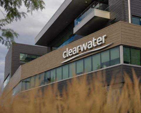 Clearwater Analytics (NYSE:CWAN) last traded above $24.55 buyout offer as private-credit data points at platform value