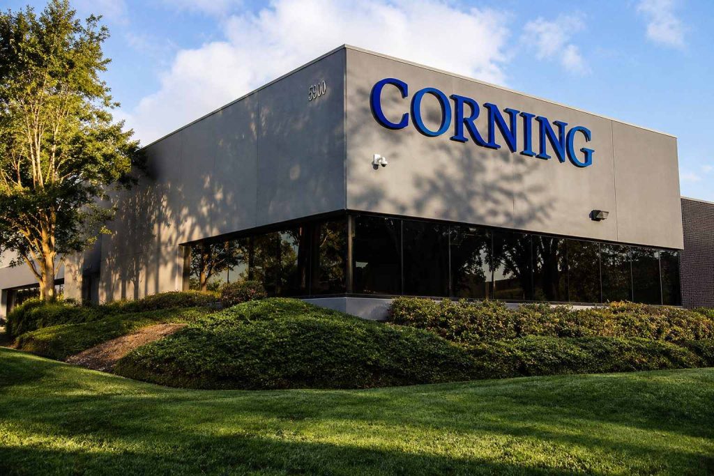 Corning keeps dividend flat as AI fiber demand drives GLW valuation