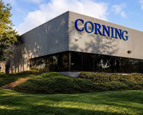 Corning keeps dividend flat as AI fiber demand drives GLW valuation