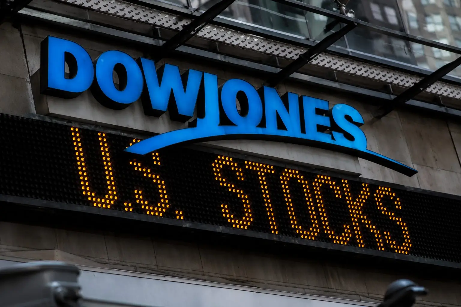 Dow Jones Industrial Average (.DJI) rises as Caterpillar, Visa lift blue chips while Nasdaq slips