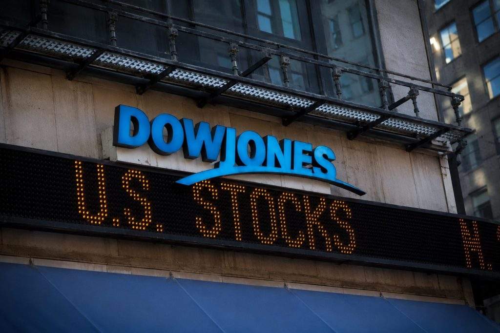 Dow Ends Up as Chips Gain, Lower Oil Prices Offset Fed Jitters