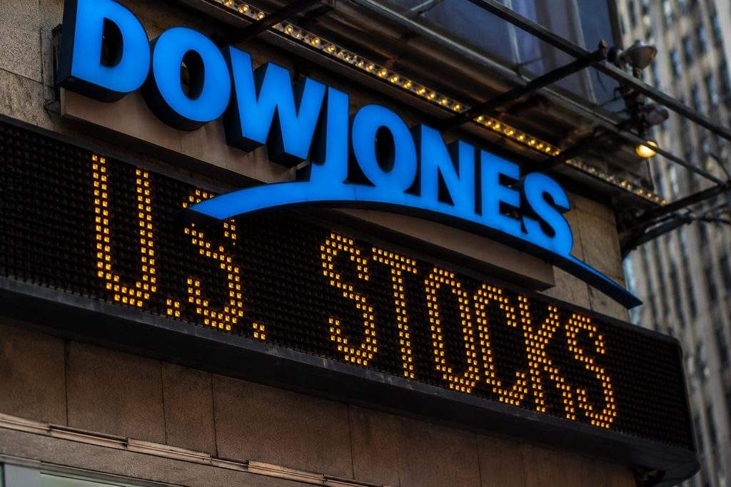 Dow ends higher; Nasdaq drifts as AI stocks slip, oil falls