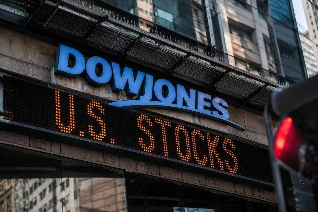 Dow Jones today (INDEXDJX:.DJI): blue chips slip below 52,000 on late slide