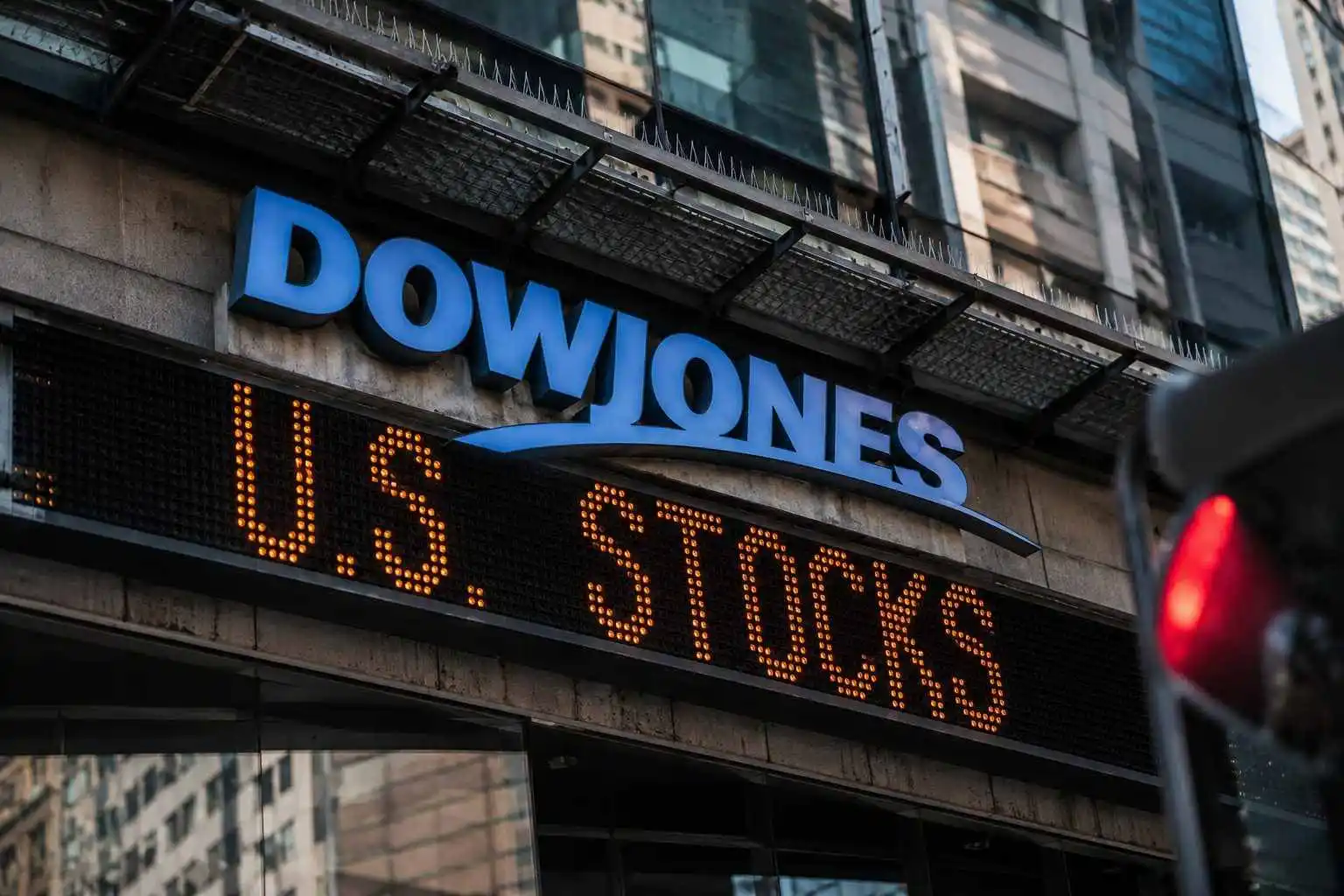 Dow Jones today (INDEXDJX:.DJI): blue chips slip below 52,000 on late slide