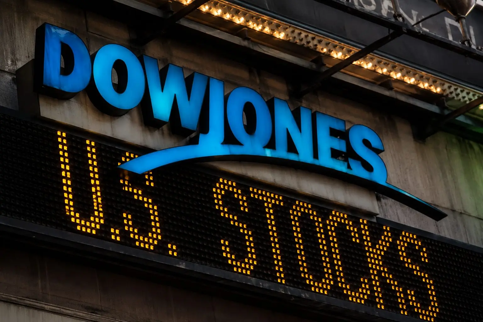 Dow Rallies, Nasdaq Lags as AI Slump Drags Tech Shares