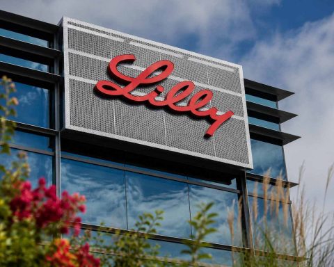 Eli Lilly and Company (NYSE:LLY) stock nears Cantor target after $76 billion Friday pop