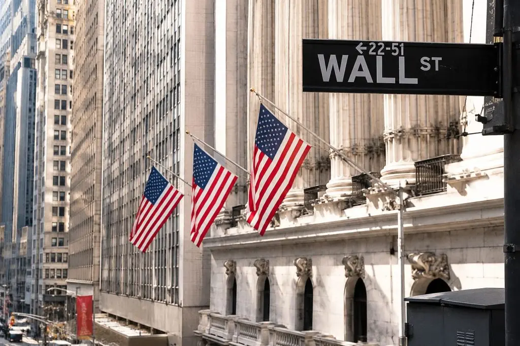 Dow Closes at Record in After-Hours as S&P 500, Nasdaq Dip on Tech Slide