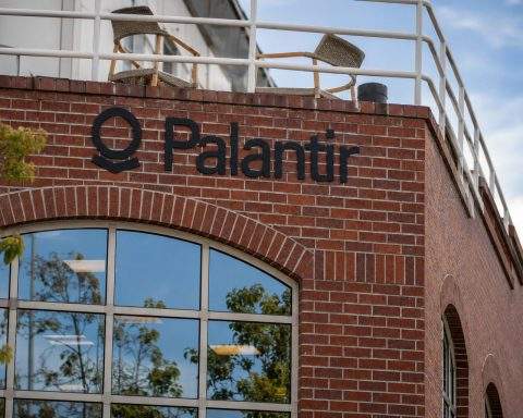 Palantir’s $374 Billion Question Edges Back Into Focus