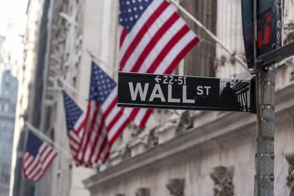 Dow Slips as Oil Spike Hits Markets, Fed Rate Outlook Back in Focus