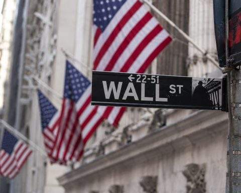 Dow Slips as Oil Spike Hits Markets, Fed Rate Outlook Back in Focus