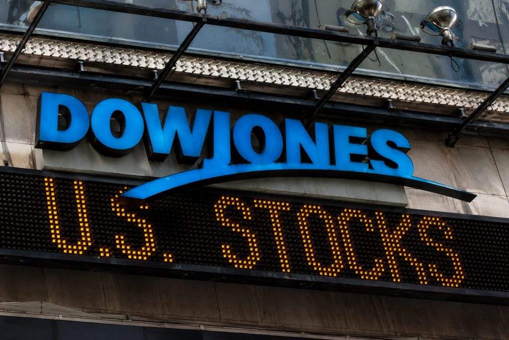 Dow drops after oil jump, Fed signals and tech moves