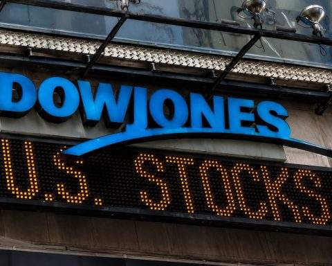 Dow drops after oil jump, Fed signals and tech moves