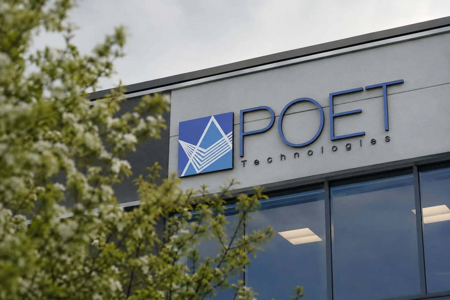 POET Stock Jumps Again as AI-Optics Trade Heats Up, Legal Risk Lingers