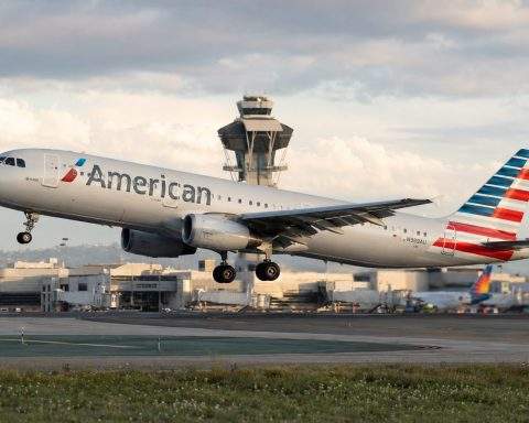 American Airlines Shares Slip After Carrier Cuts Routes, Citing Higher Fuel Costs