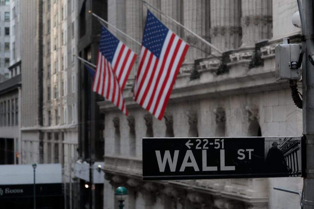 Dow climbs as top AI stocks pause